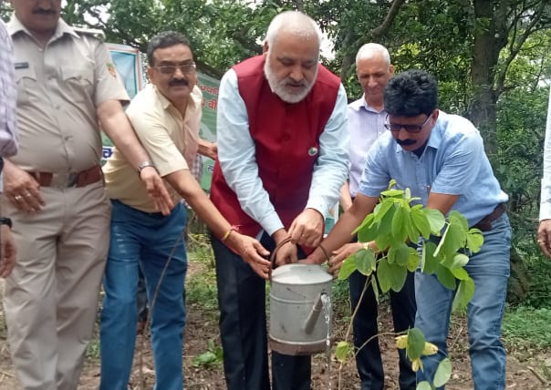 मा0 उपाध्यक्ष ने प्रधानमंत्री के अभियान एक पेड माँ के नाम का सुभारम्भ करते हुए पौधरोपण किया!
