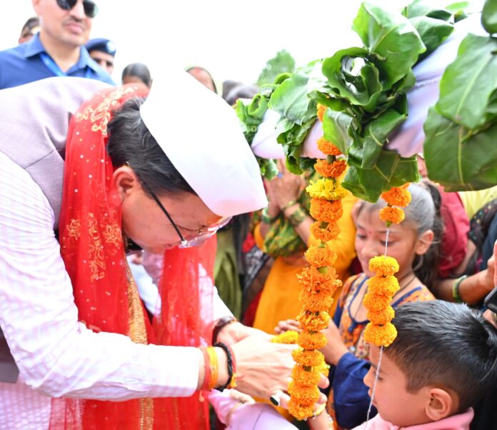 मुख्यमंत्री ने नवनिर्मित मंदिर में भगवान कांगुड़ा नागराज के प्राण प्रतिष्ठा की बधाई देते हुए समस्त प्रदेशवासियों की मनोकामना पूर्ण होने की कामना की।