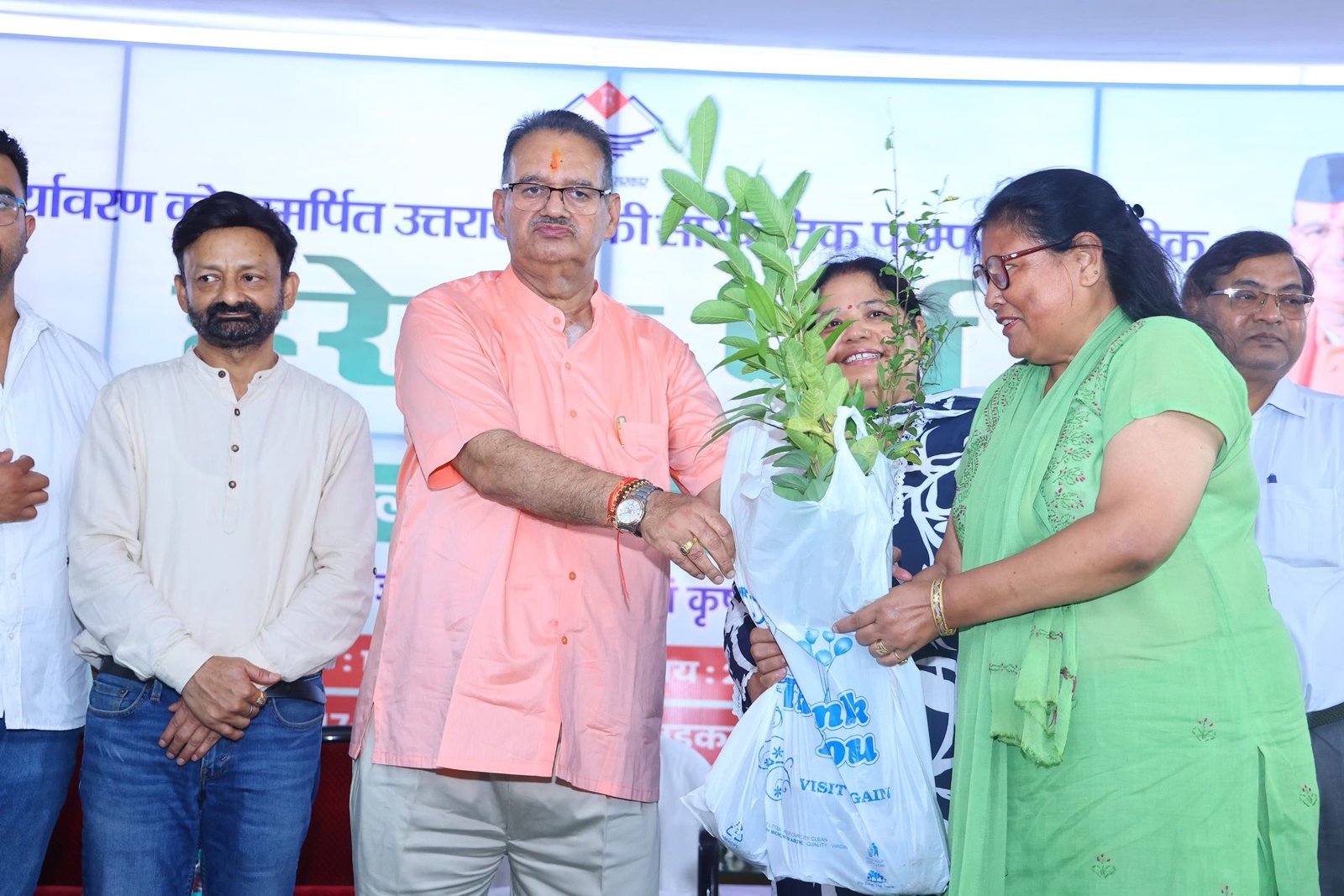 हरेला पर्व की पूर्व संध्या पर कृषि मंत्री गणेश जोशी ने किया फलदार पौधों का निःशुल्क वितरण  ,कृषि मंत्री ने प्रदेशवासियों से अभियान में बढ़-चढ़कर भाग लेने की अपील