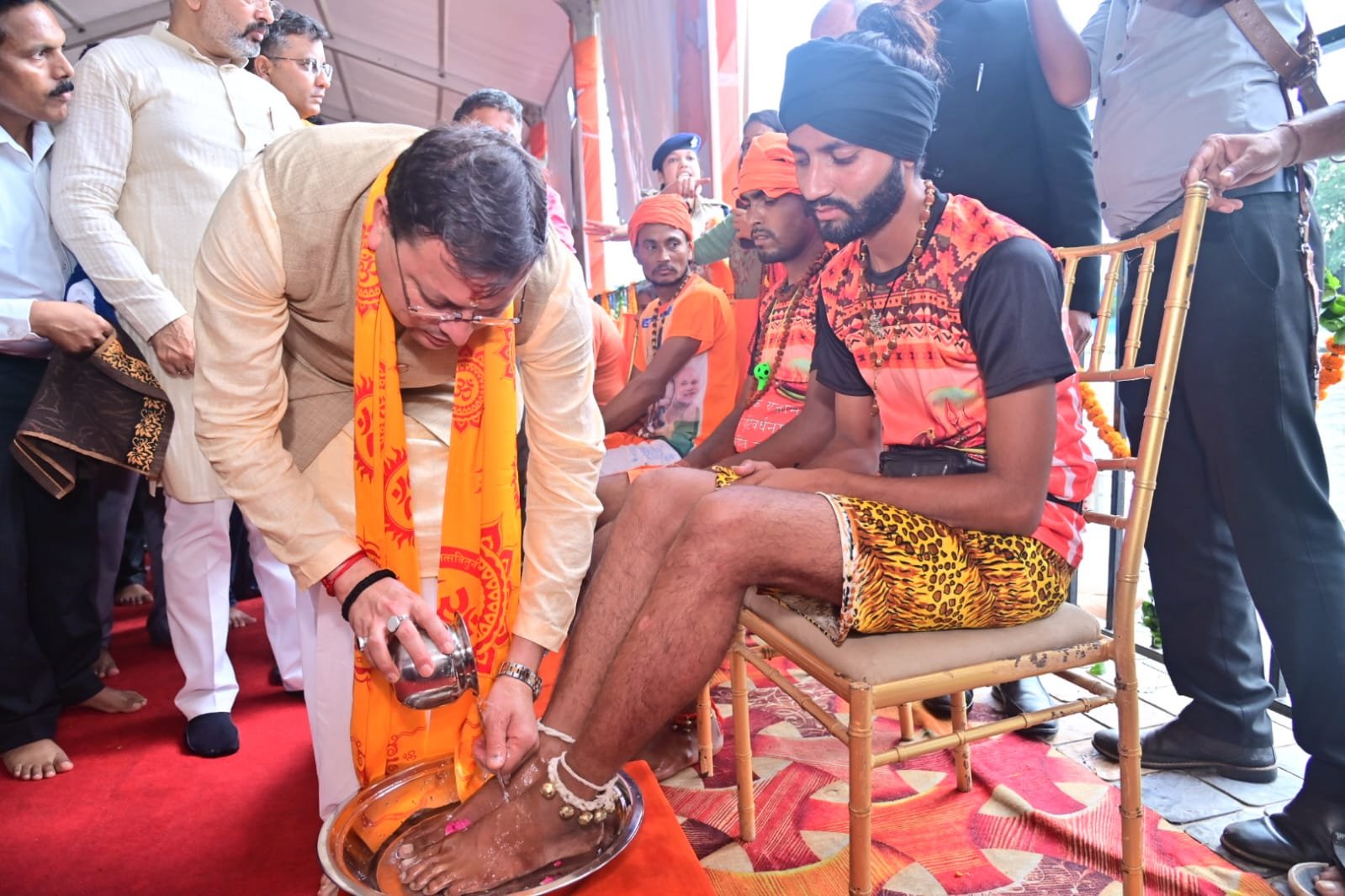 मुख्यमंत्री  पुष्कर सिंह धामी ने ओम पुल में आयोजित कार्यक्रम में कावंडियों के पांव धोकर  कावंडियों/शिव भक्तों का  स्वागत किया