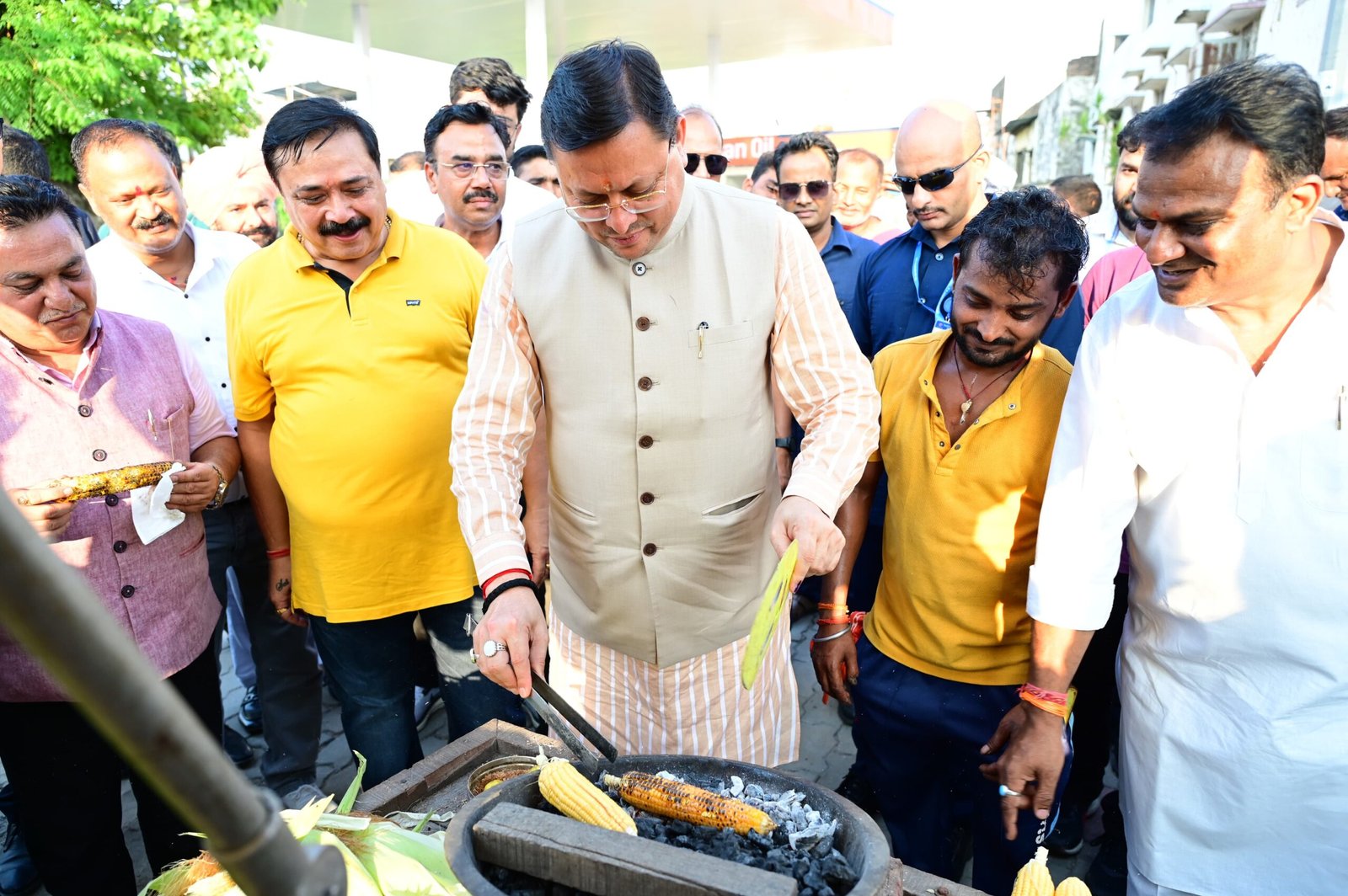 वोकल फॉर लोकल को बढ़ावा देने के लिए मुख्यमंत्री द्वारा किए जा रहे हैं लगातार प्रयास,  मुख्यमंत्री ने सड़क किनारे भुट्टा भून रहे  महातम की ठेली पर रुककर स्थानीय उत्पादों को बढ़ावा देने का दिया संदेश