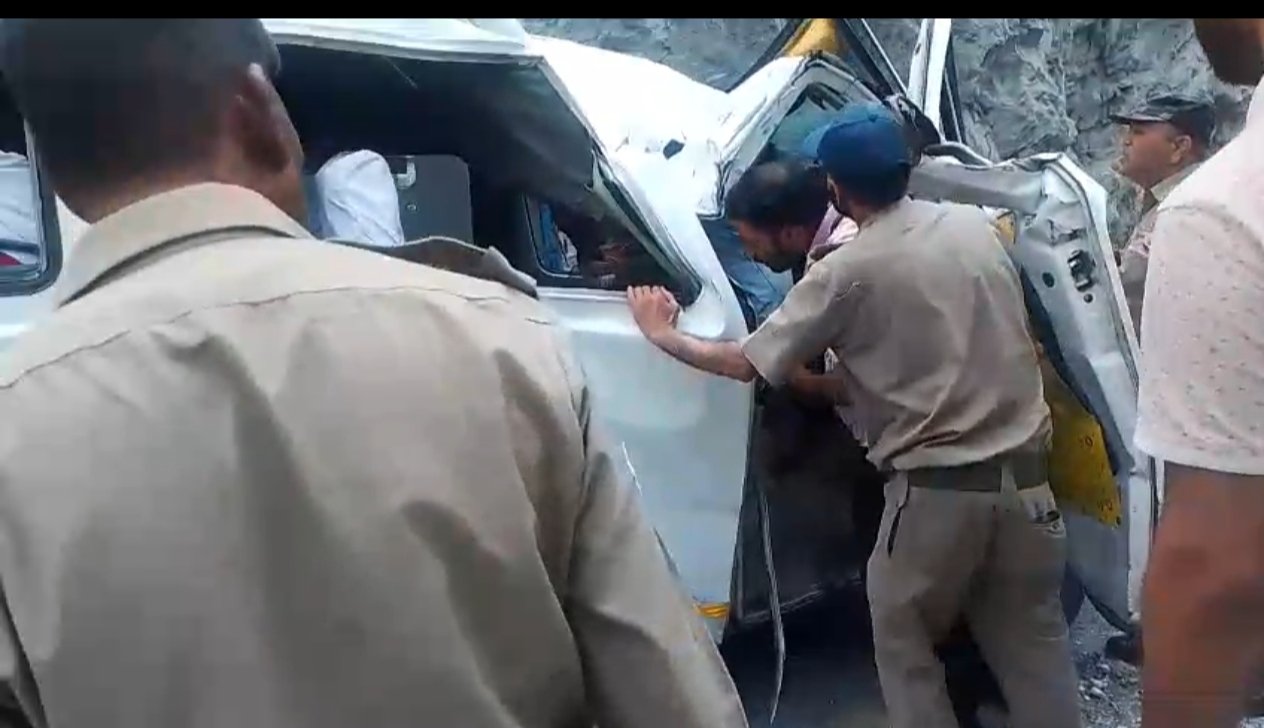 बदरीनाथ हाईवे पर हादसा: तीर्थयात्रियों से भरे टेंपो ट्रैवलर पर गिरा बोल्डर, चालक घायल, सभी यात्री सुरक्षित