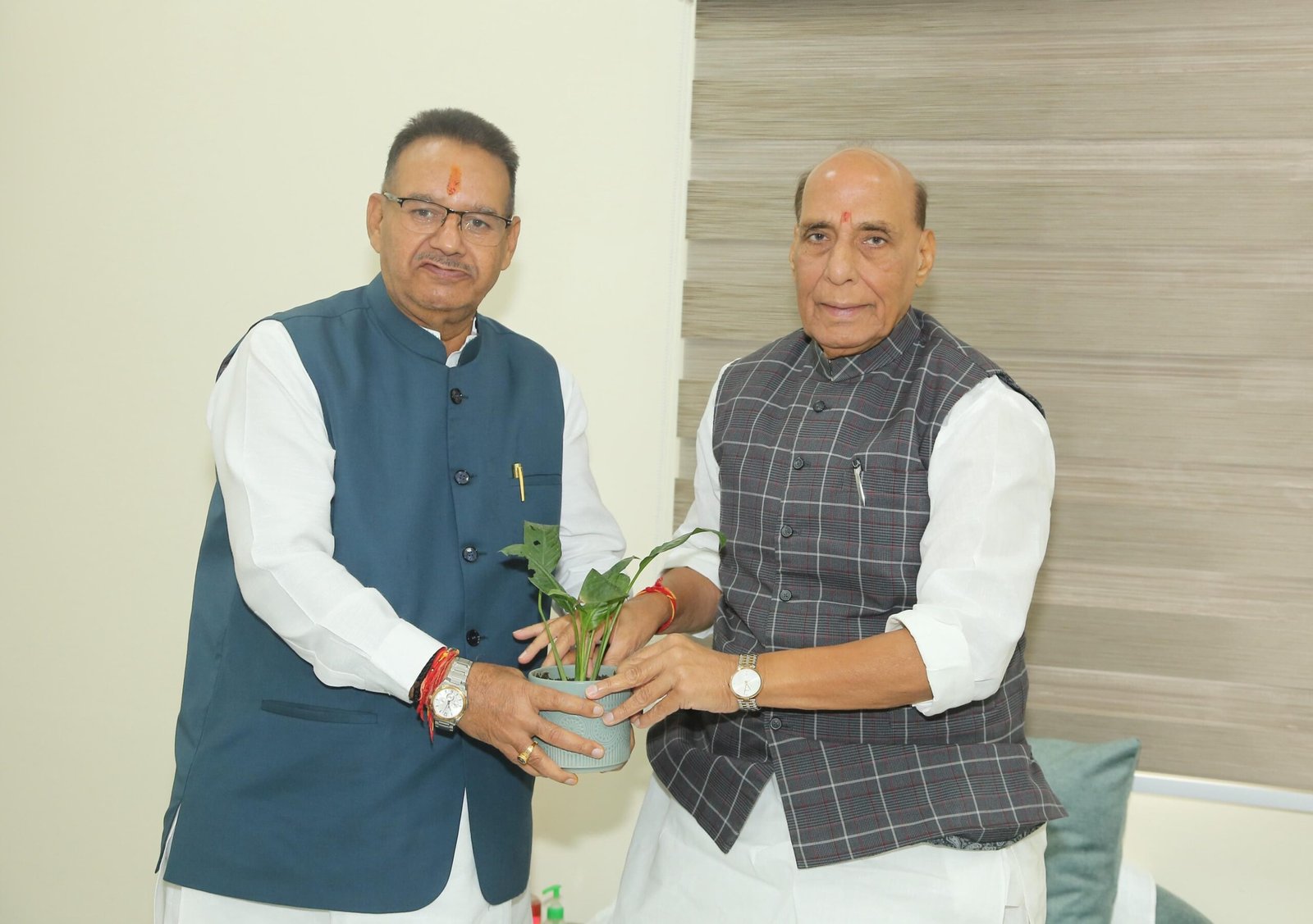 रक्षा मंत्री राजनाथ सिंह से मिले सैनिक कल्याण मंत्री गणेश जोशी,पूर्व सैनिकों एवं उनके आश्रितों के लिए अनुदान की राशि बढ़ाये जाने पर आभार प्रकट किया