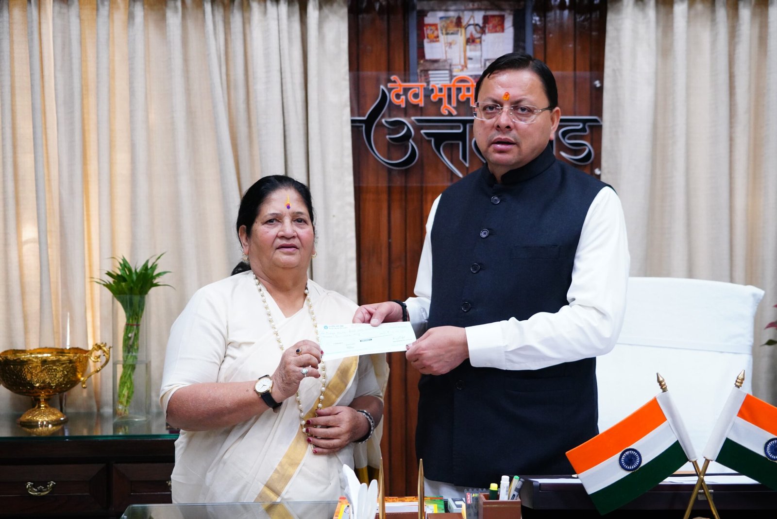 मुख्यमंत्री राहत कोष के लिए पर्वतारोही बछेंद्री पाल ने प्रदान किया 10 लाख का चेक