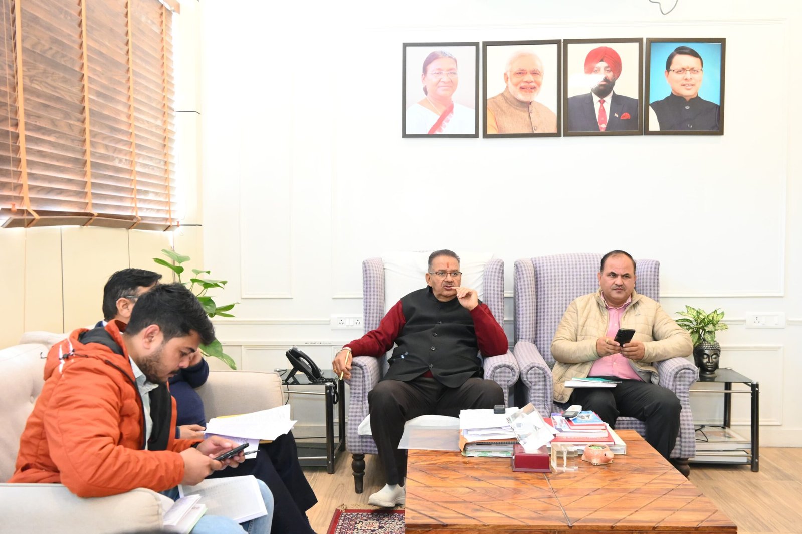 मसूरी विधानसभा क्षेत्र में चल रहे विकास कार्यों और क्षेत्र में आपदा के पुनर्निर्माण कार्यों समीक्षा करते कैबिनेट मंत्री गणेश जोशी