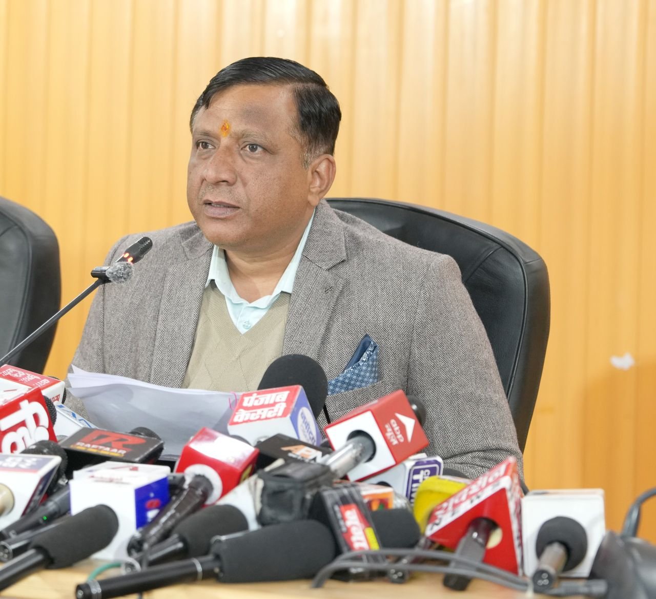 देहरादून सचिवालय में कैबिनेट की बेहद महत्वपूर्ण बैठक संपन्न   बैठक में राज्य के विकास, बजट और जनता को राहत देने वाले कई बड़े फैसलों पर मुहर लगी