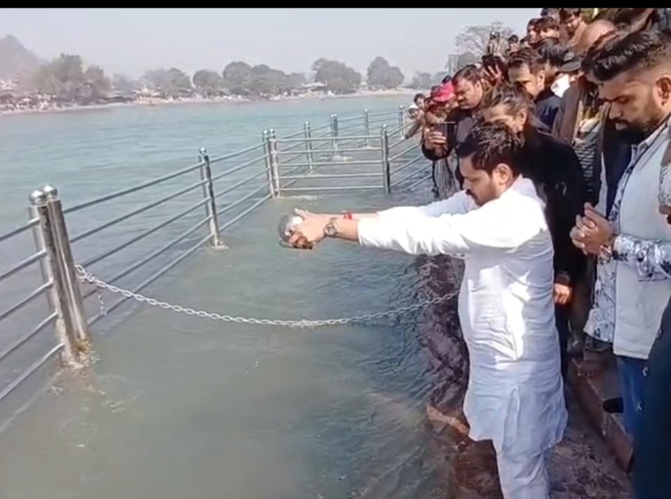  महाराष्ट्र के उपमुख्यमंत्री अजित पवार की अस्थियां गंगा में हुई प्रभावित