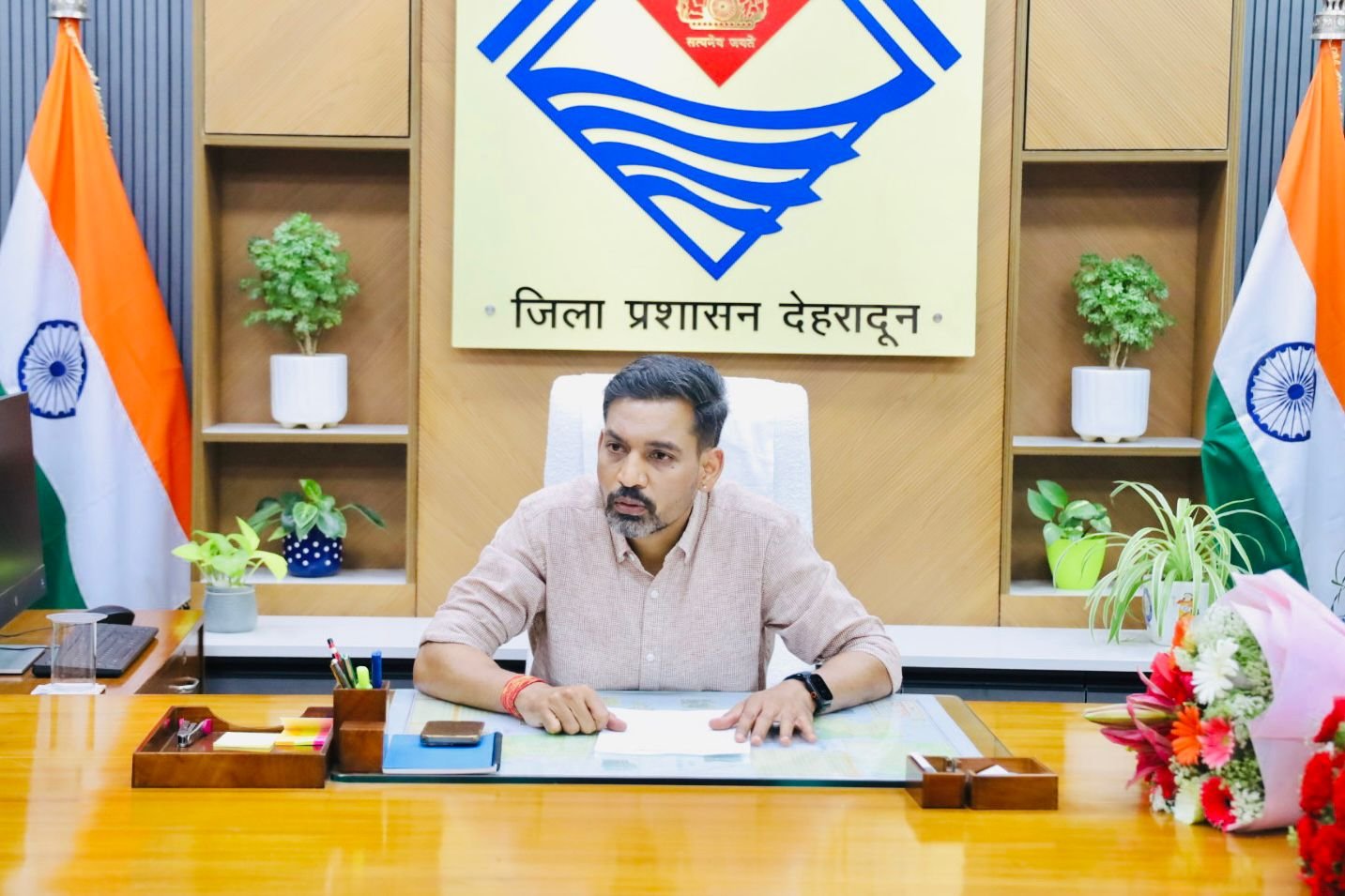 देहरादून के नए DM  आशीष चौहान एक्शन मोड में, पहली बैठक में अफसरों को दिए कड़े निर्देश; ‘लापरवाही पर तय होगी जवाबदेही’